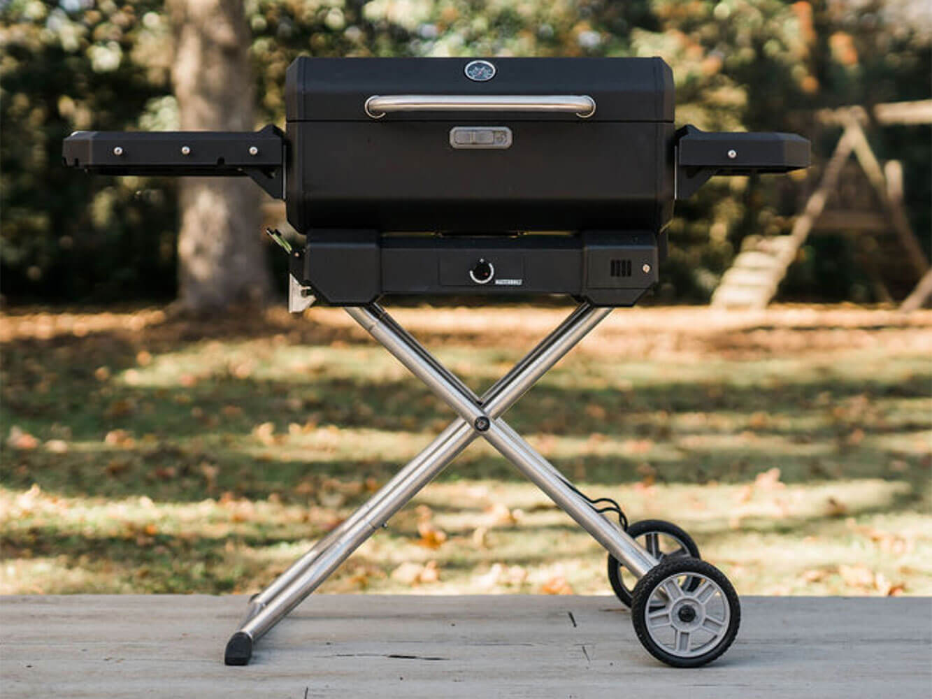 Barbecue et Fumoir au Charbon Portable avec Chariot Masterbuilt